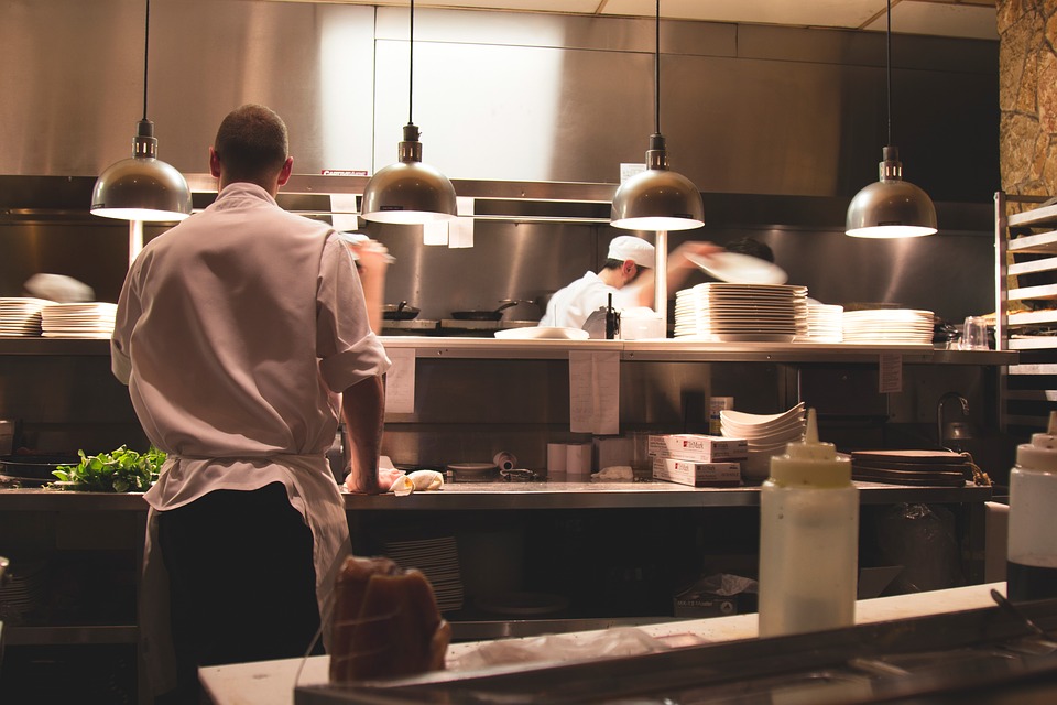 Cuisinier dans restaurant